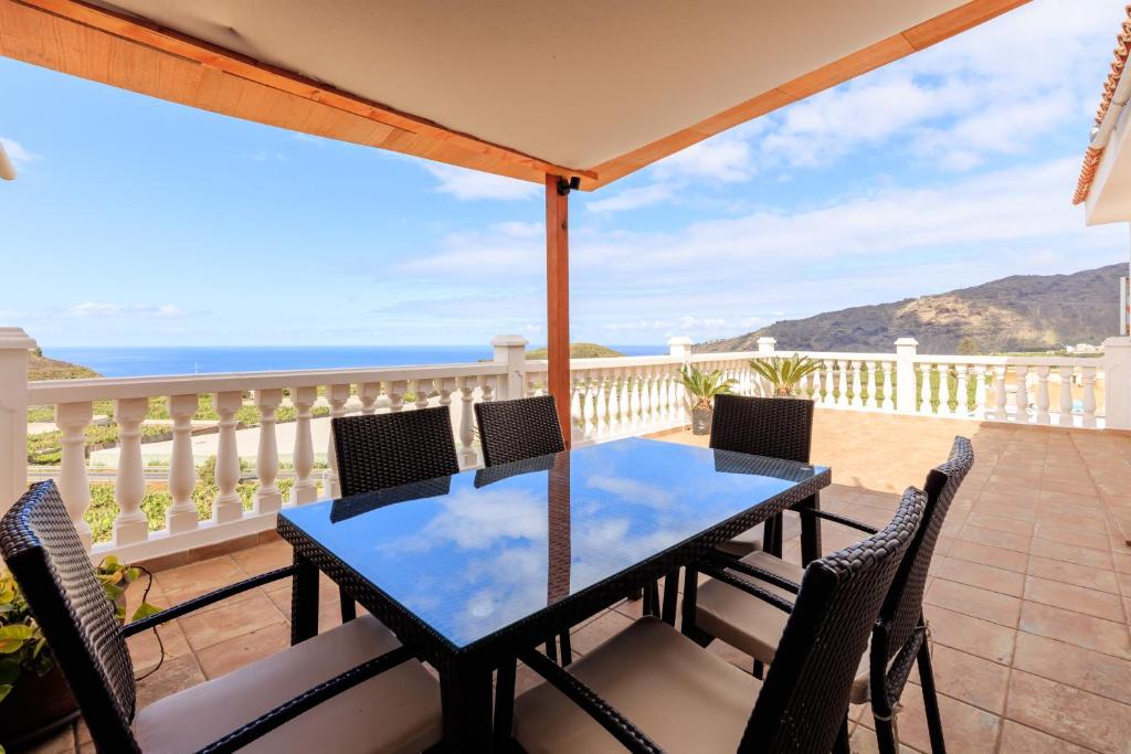 洛斯·亚诺斯·德·阿里丹Casa Maravillosa - Seaview的阳台配有桌椅