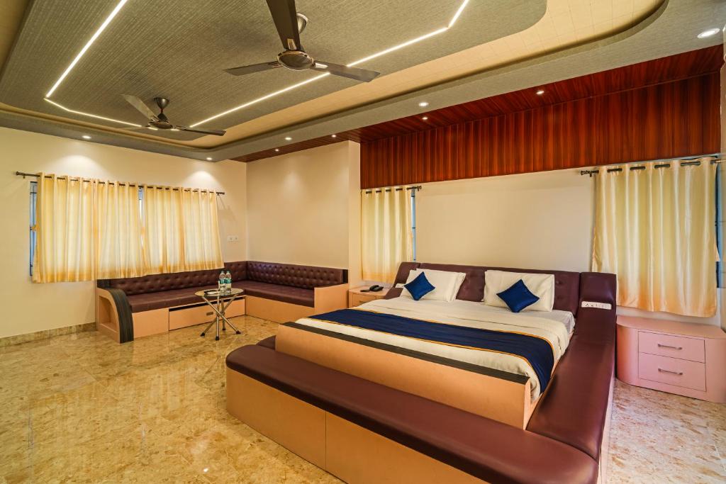 Dod BallāpurThe Venue By Seasons Suites-的一间卧室配有一张大床和一张沙发