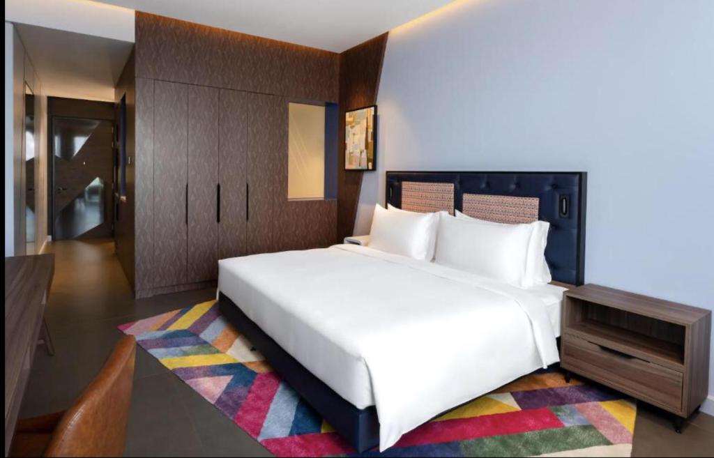 迪拜Hyatt Centric Jumeirah Dubai - King Room - UAE的卧室配有一张白色的大床和一张桌子