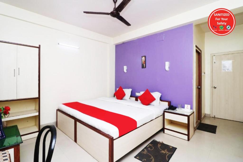 迪卡Hotel Mira international - Luxury Stay - Best Hotel in digha的一间卧室配有一张紫色墙壁的床