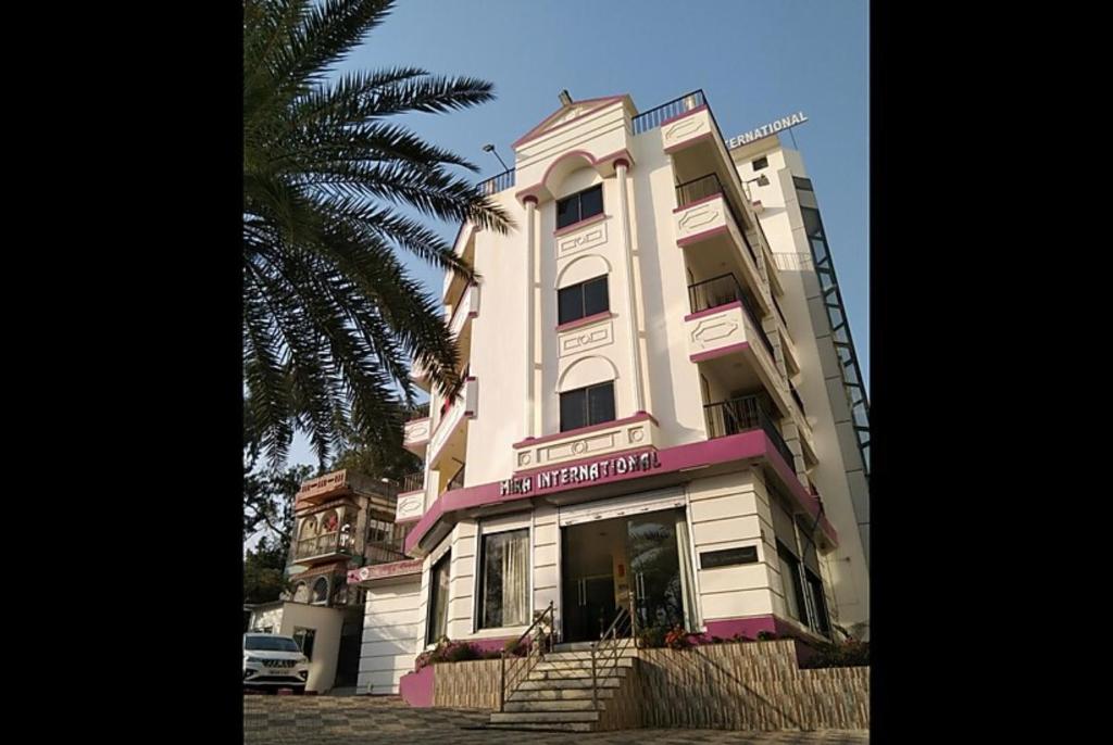 迪卡Hotel Mira international - Luxury Stay - Best Hotel in digha的粉红色的白色高楼