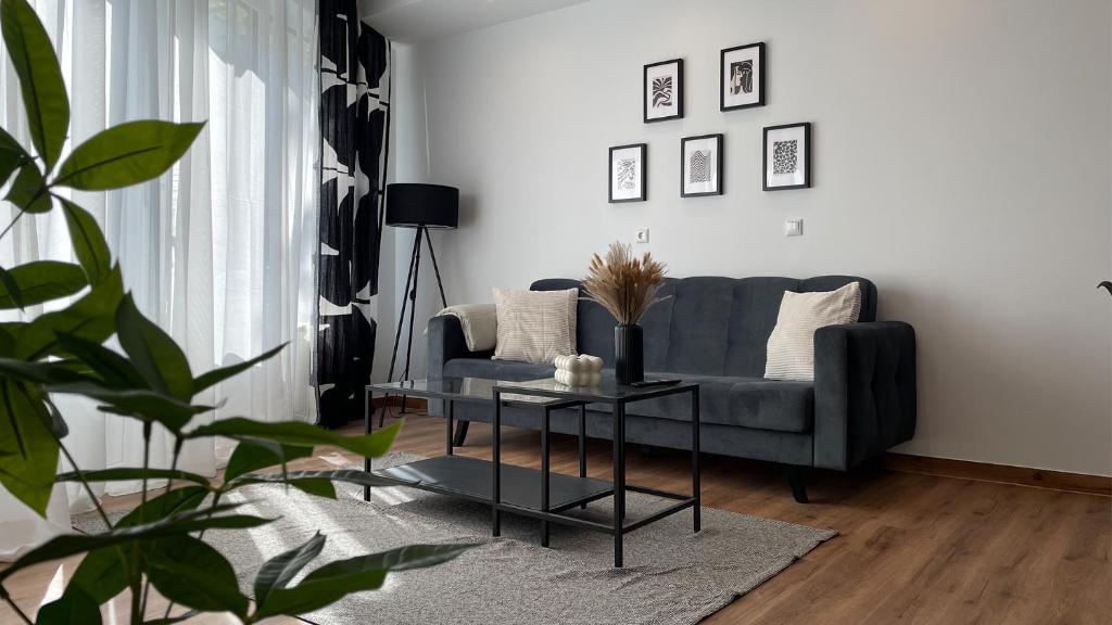 波恩Gallery Apartment的客厅配有沙发和桌子