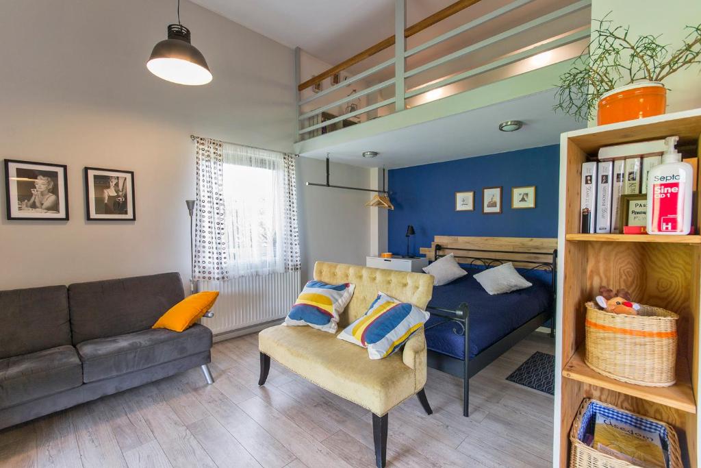 波莫瑞地区卡缅Apartament Rekowo的客厅配有沙发和1张床