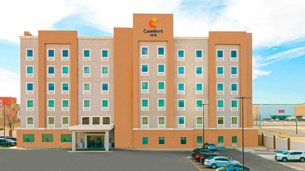 华雷斯城Comfort Inn Ciudad Juarez的把汽车停在停车场的酒店 ⁇ 染成 ⁇ 形