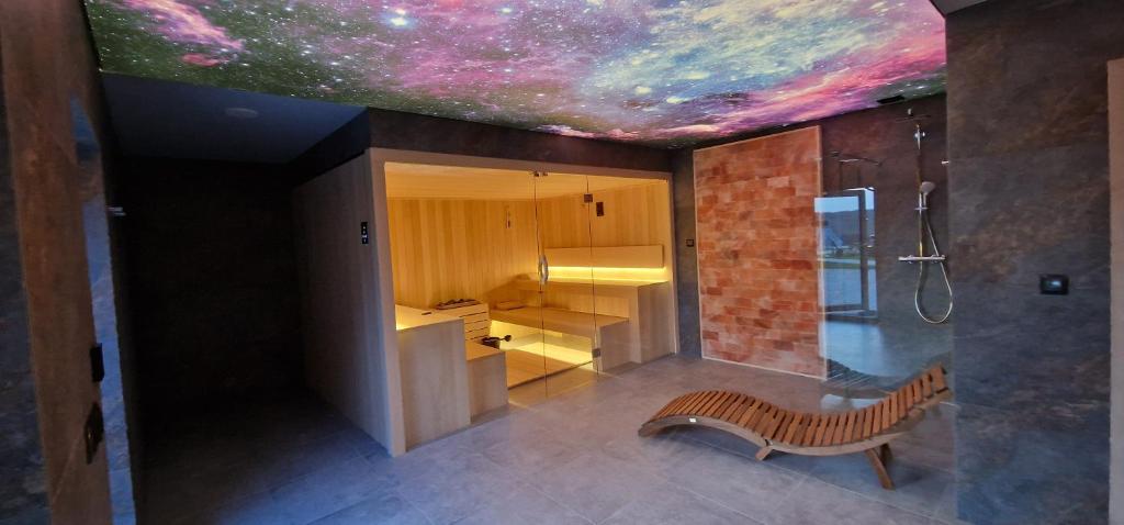 尤斯托尼莫斯基Siedlisko Malechowo的拥有全宇宙的天花板浴室