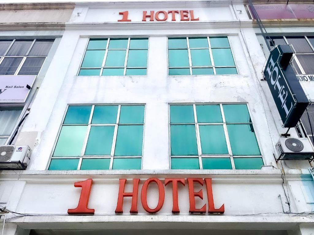 吉隆坡塔曼诺特1酒店的白色的建筑,上面有酒店标志