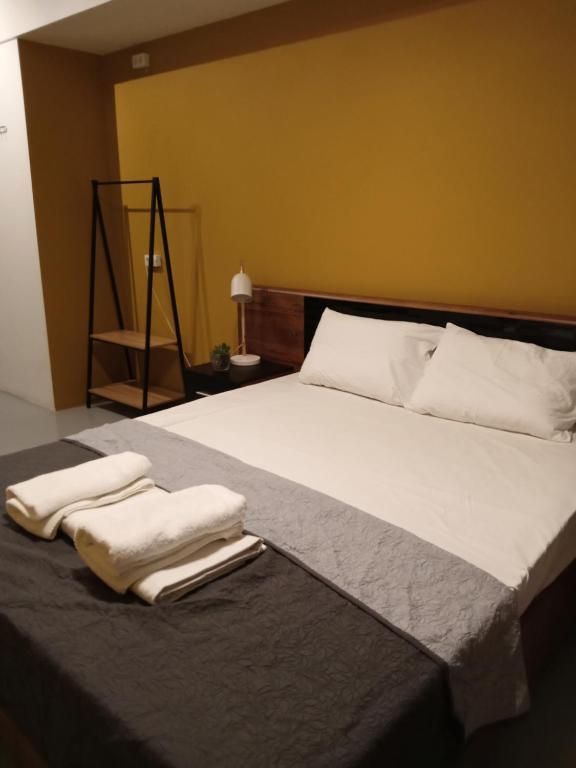 雅典Central Hostel的一间卧室配有一张大床和两条毛巾