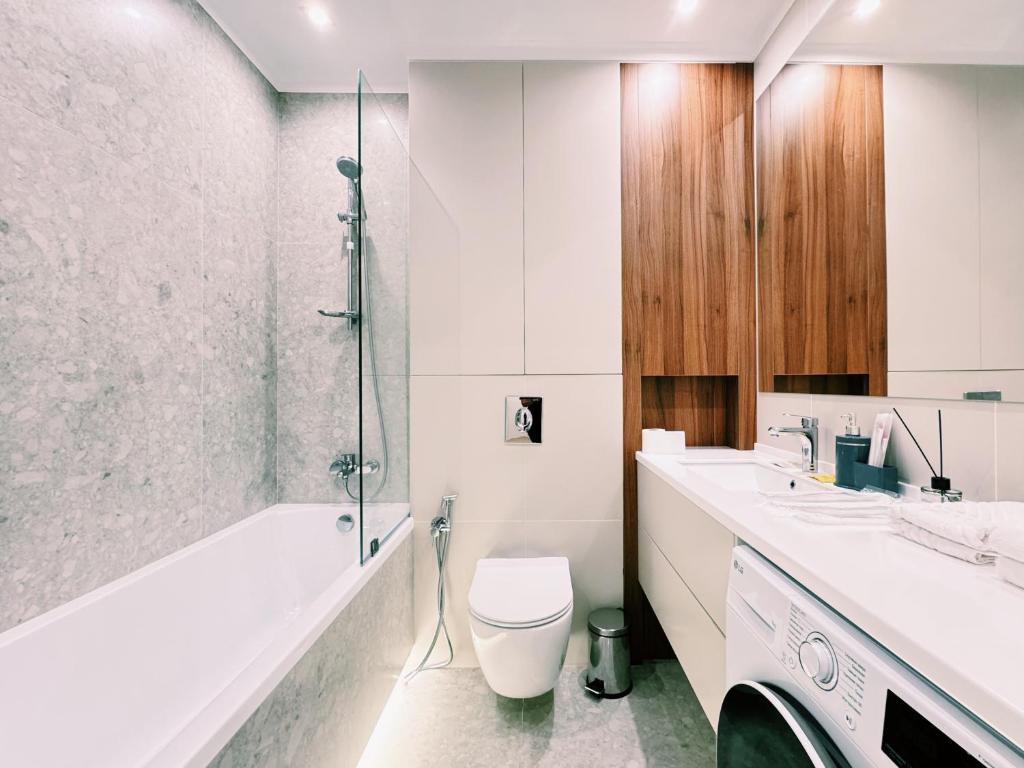 阿拉木图ЖК 4YOU Comfort的浴室配有卫生间、盥洗盆和淋浴。