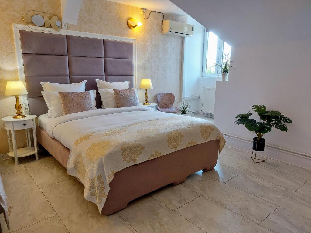 坎皮纳卡萨布兰卡旅馆的一间卧室配有一张大床和大床头板
