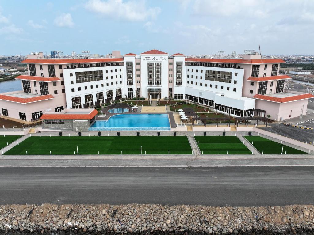 吉布提Djibouti Ayla Grand Hotel的享有带游泳池的建筑的空中景致