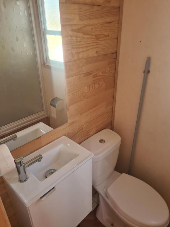 La MarquesaCaravans spanien的浴室配有白色卫生间和盥洗盆。