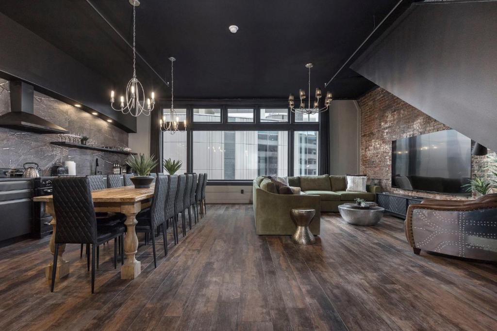 路易斯威尔Penthouse Grand Executive Suite的厨房以及带桌椅的起居室。