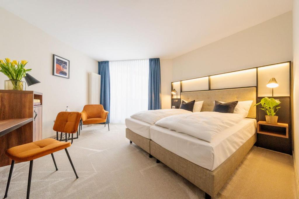 巴贝希尔索霍斯酒店的酒店客房设有一张大床和一张书桌。