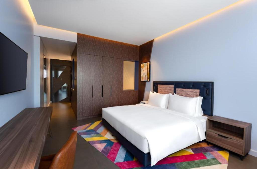 迪拜Hyatt Centric Jumeirah - King Room Sea View - UAE的卧室配有一张白色大床和电视。