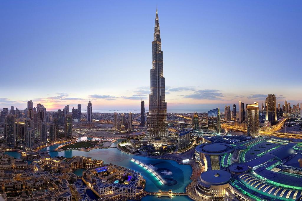 迪拜Luxury Studio, 29 Boulevard near Burj Khalifa Downtown - Chalet Homes的夜晚的城市鸟瞰图