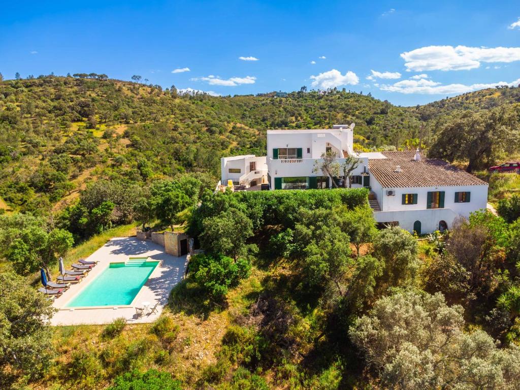 Corte VidreiroVilla Eiras Altas Grande by Portucasa的享有带游泳池的别墅的空中景致