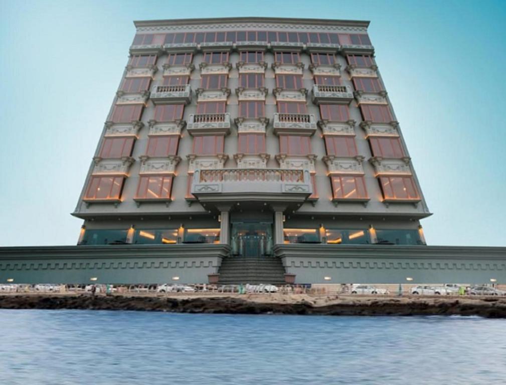 吉赞Al-Borg Hotel的一座大型建筑,在水面上有一个大塔