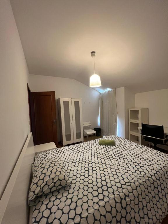 波尔图Vale Formoso Guest House的一间卧室,卧室内配有一张大床