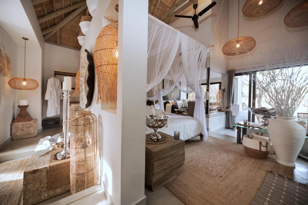 侯斯普瑞特African Flair Boutique Safari Lodge的主卧室设有1张床和1间浴室