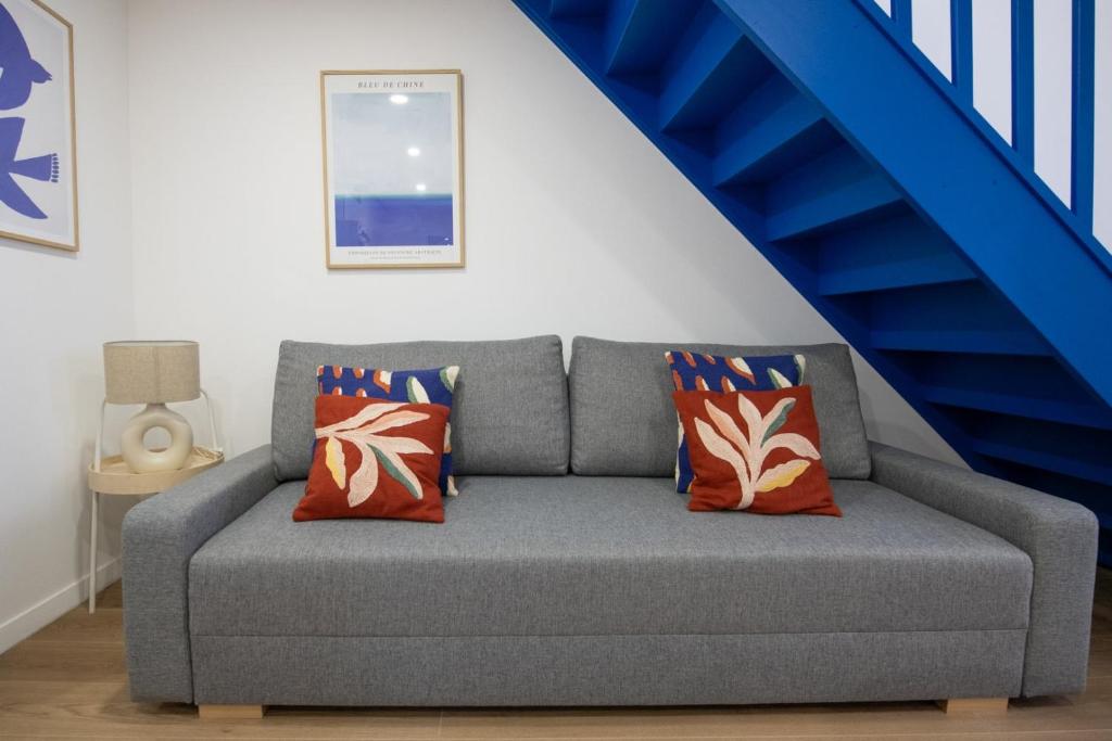 里昂Casa Azul - Belle maisonnette colorée - Garibaldi的客厅的沙发,设有蓝色的楼梯