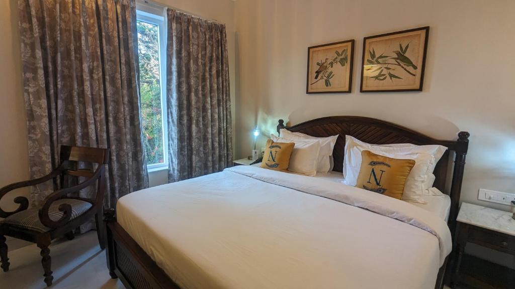 乌代浦Hotel Naren Villa的卧室配有床、椅子和窗户。