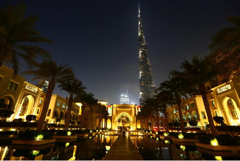 迪拜Luxury Studio, 29 Boulevard near Burj Khalifa Downtown - Chalet Homes的埃菲尔铁塔的夜景