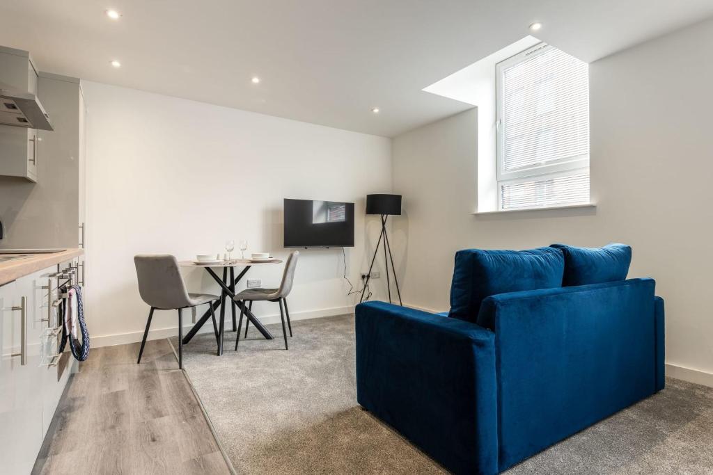 罗瑟勒姆Contemporary Studio Apartment in Central Rotherham的客厅配有蓝色的沙发和桌子