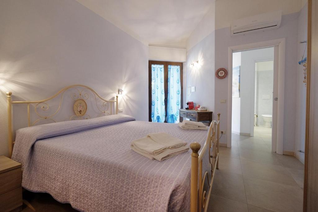特乌拉达CASA AZZURRA - BLUE HOUSE的一间白色卧室,配有床和一间浴室