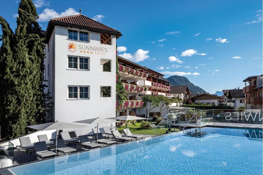 思科纳桑维斯酒店的享有顶峰酒店游泳池的景色