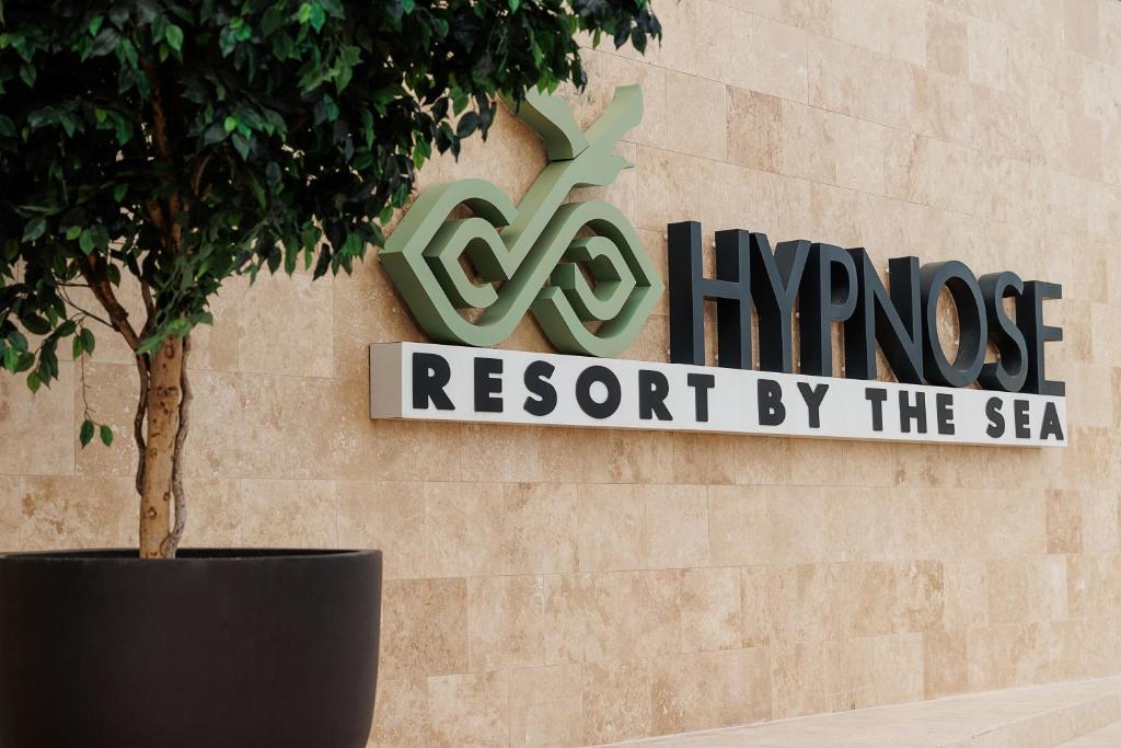 瓦杜Hypnose Resort的海滨现代度假胜地的标志