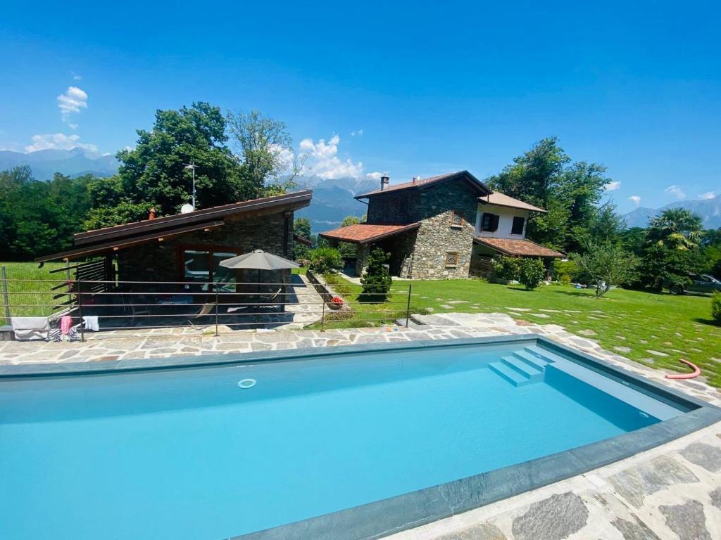 科利科Tenuta Pozzi的别墅前设有游泳池