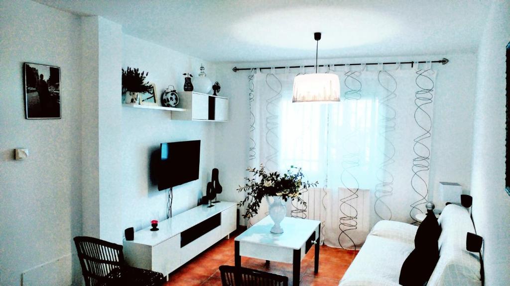 阿尔玛格鲁3 bedrooms house with city view enclosed garden and wifi at Almagro的客厅配有白色的沙发和桌子