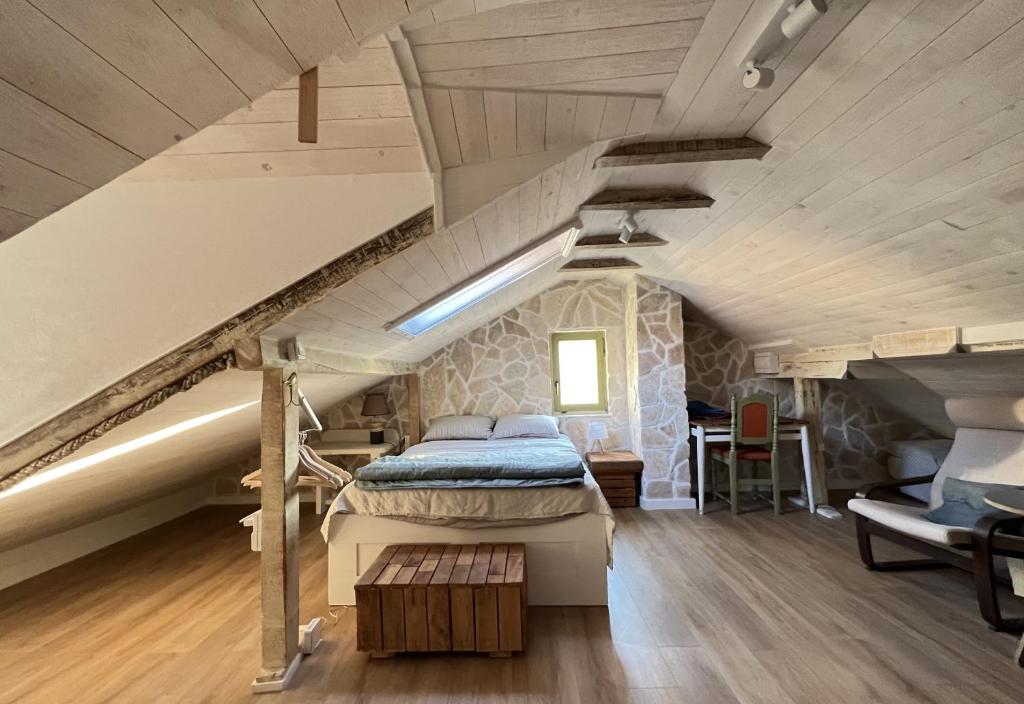苏提万Eco Chalet Style Apartment的阁楼上的卧室配有一张大床