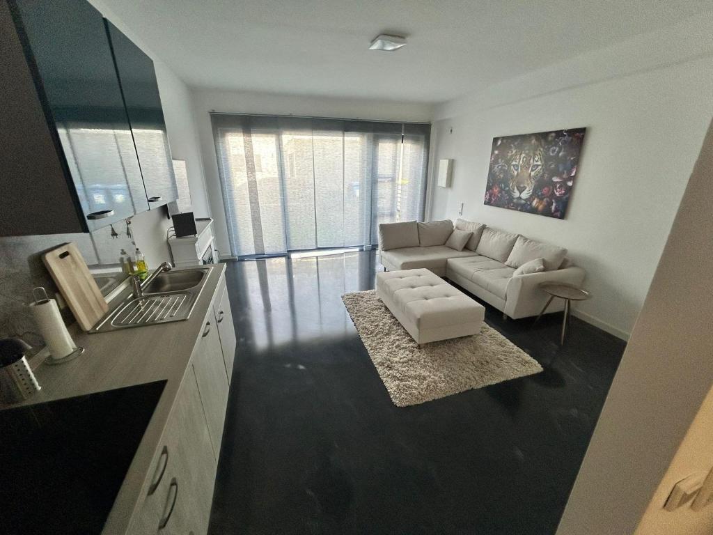 奥尔登堡Modern eingerichtetes Apartment zum entspannen und wohlfühlen的客厅配有沙发和桌子