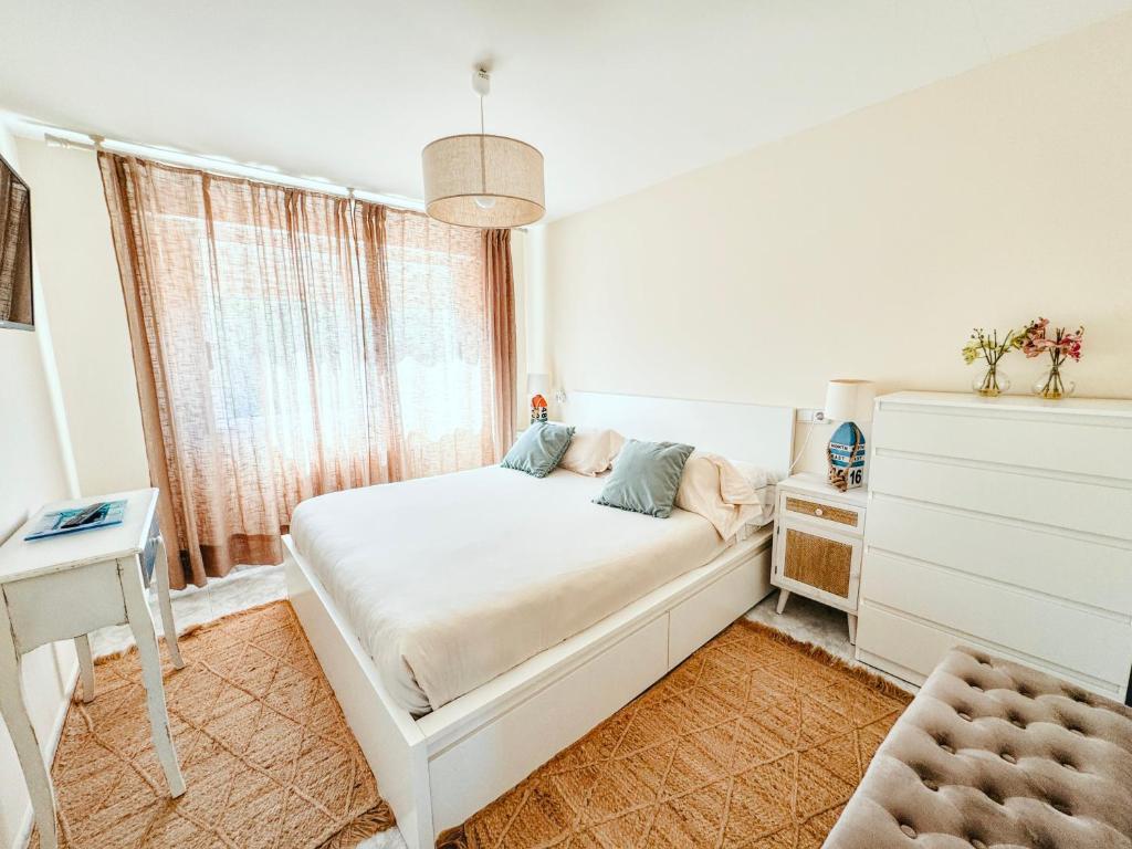 桑亨霍Apartamento Sear Areas的白色的卧室设有床和窗户