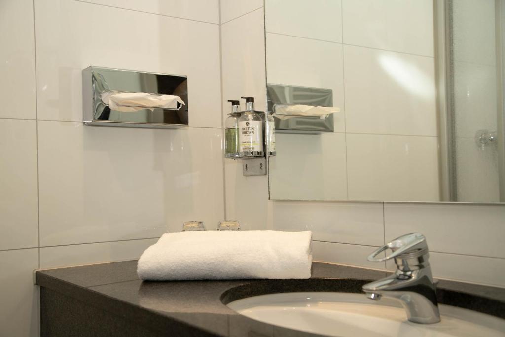 韦斯特兰Mimosa Hotel的一间带水槽和镜子的浴室