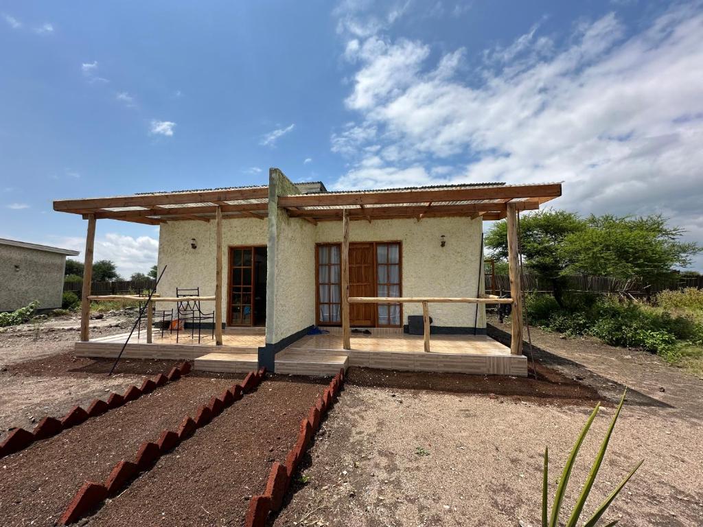 姆托瓦姆布Manyara Exclusive Safari Lodge的田间中的小房子