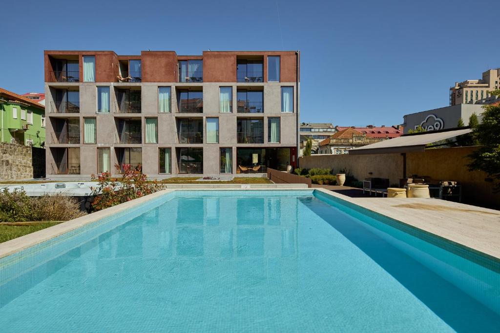 波尔图Aparthotel Oporto Anselmo的大楼前的大型游泳池