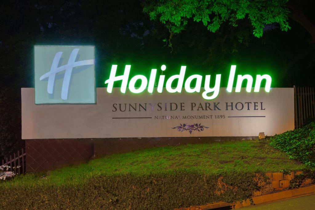 约翰内斯堡Holiday Inn - Johannesburg Sunnyside Park, an IHG Hotel的hiltonim太阳边公园酒店的标志