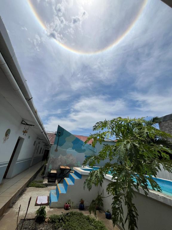 莱昂The Wabi Sabi的房屋上方的天空中的一个彩虹