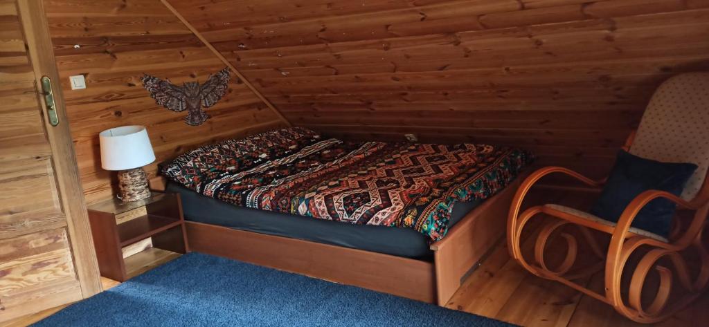 华沙Dream Forest Cabin的小木屋内一间卧室,配有一张床