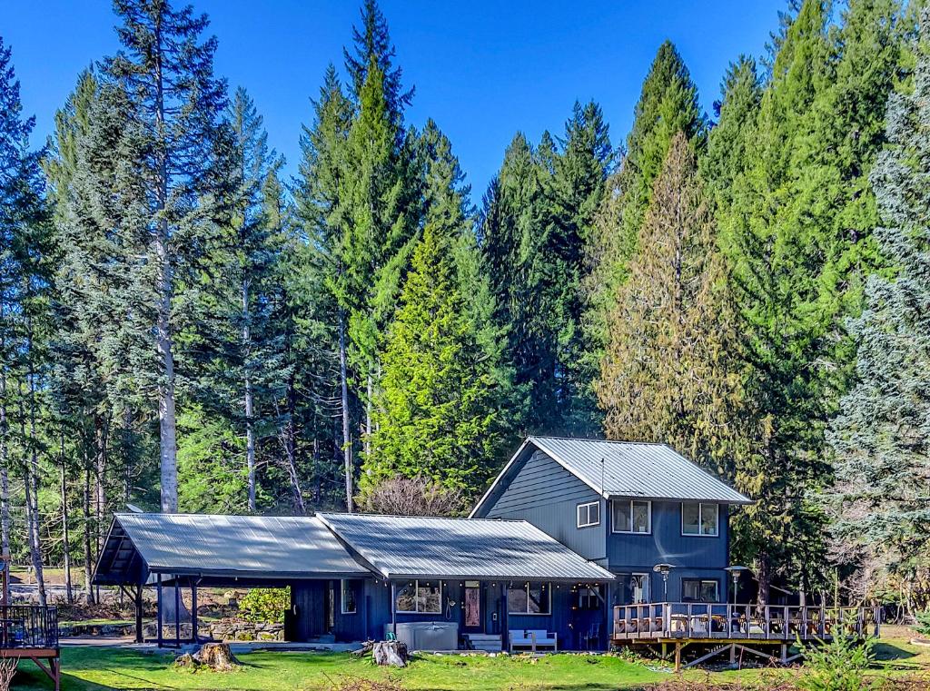 帕克伍德Waterfront Cabin at White Pass and Mount Rainier National Park的森林中间的蓝色房子
