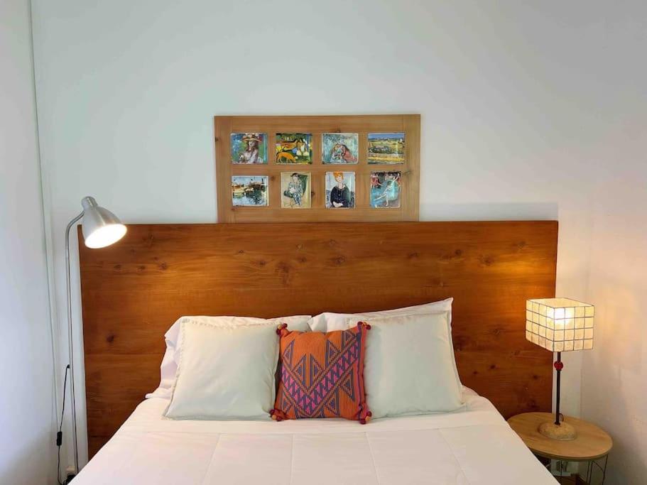 马达莱纳Casa do Cacto - 1 Bedroom Cosy Flat的卧室配有白色的床和木制床头板