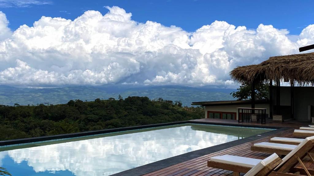 塔拉波托El Resort de Yanashpa - Tarapoto的山景游泳池