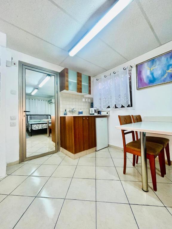 Eilat Beach House的厨房或小厨房