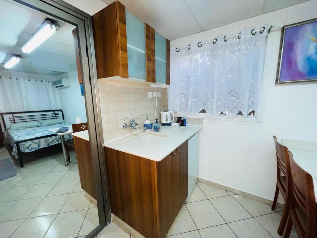 Eilat Beach House的厨房或小厨房