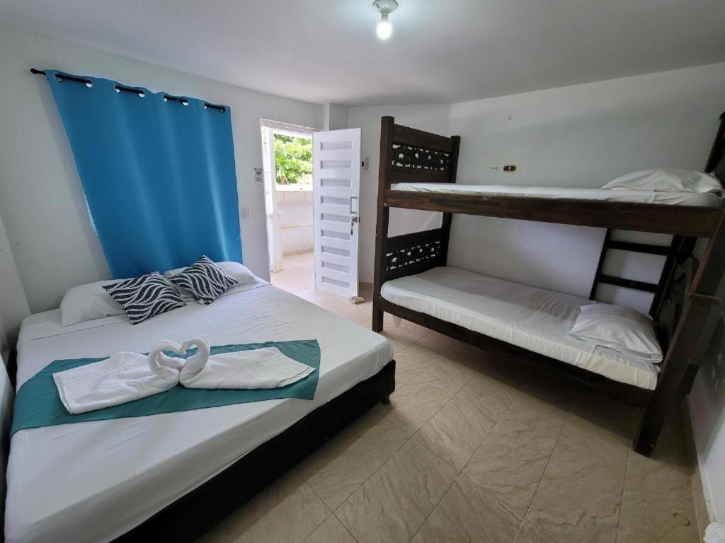 BuenavistaMangrove Bay Hotel的一间卧室配有两张双层床和毛巾