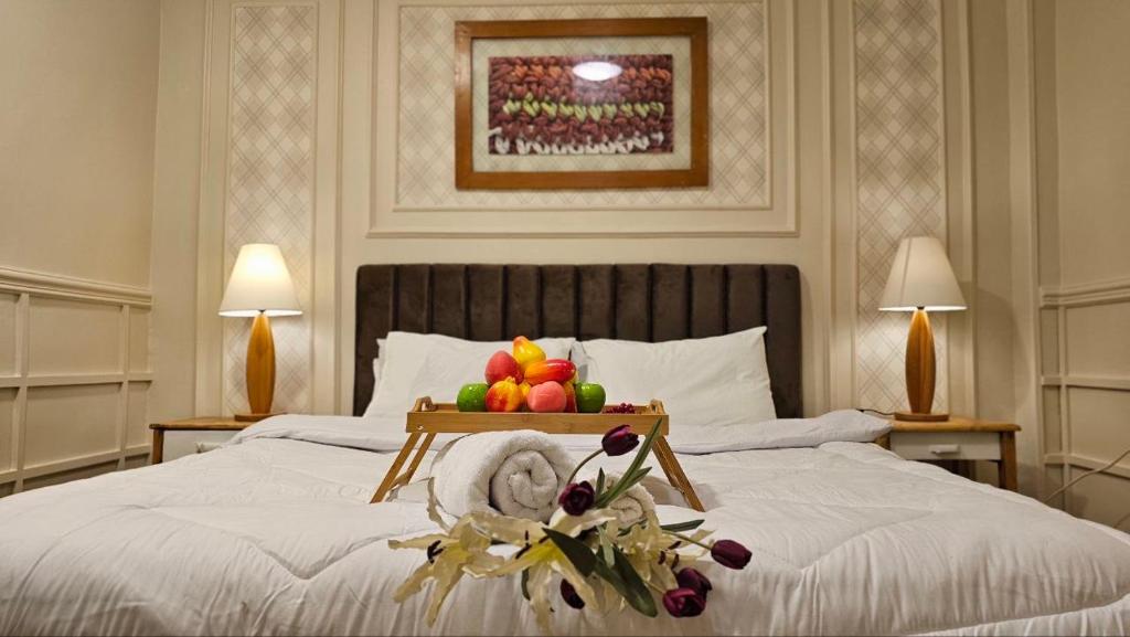 曼苏拉شقة مكيفة مفروشة بالكامل فرش جديد بالمنصورة的一间卧室配有一张床,上面有水果盘