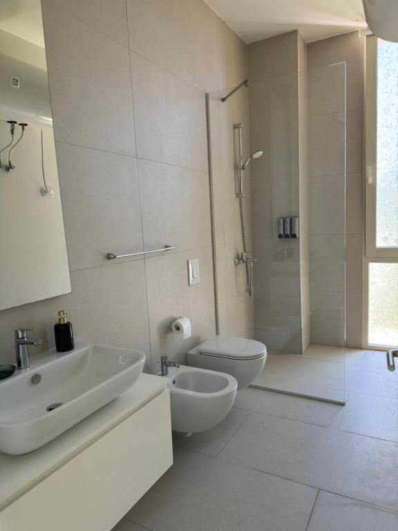 德尔米Green Gem Villas Palase 82A in Green Coast的白色的浴室设有水槽和卫生间。