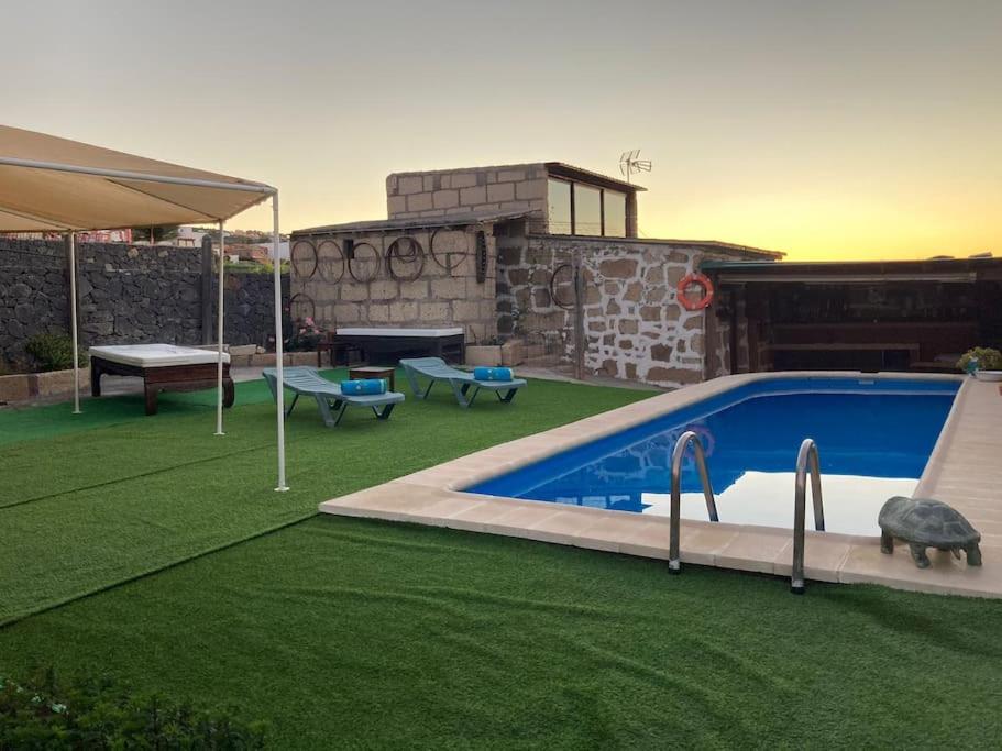 圣米格尔德阿沃纳Casa Rural Tamaide的后院设有游泳池和绿草